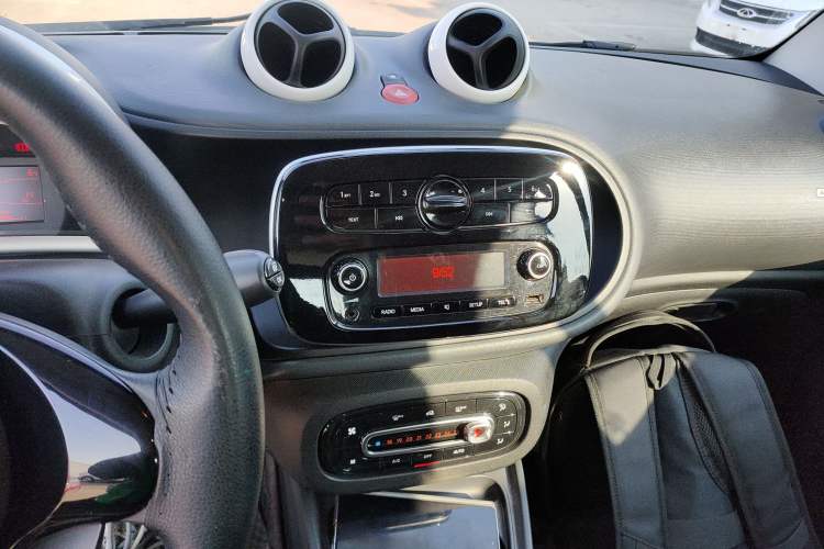 Used smart fortwo 2015 1.0L 52 kW hardtop Dynamic version Audio And AC Panel