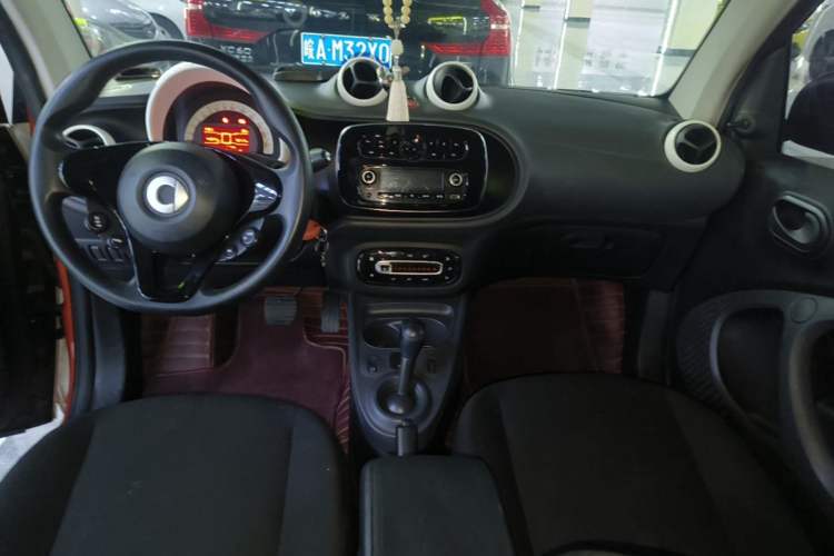 Used smart fortwo 2015 1.0L 52 kW hardtop Dynamic version Center Console