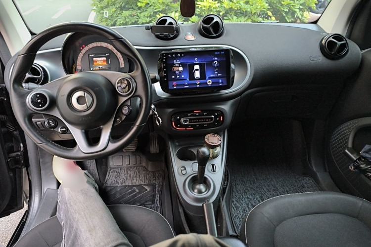 Used smart fortwo 2015 1.0L 52 kW Hardtop Passion Edition Center Console