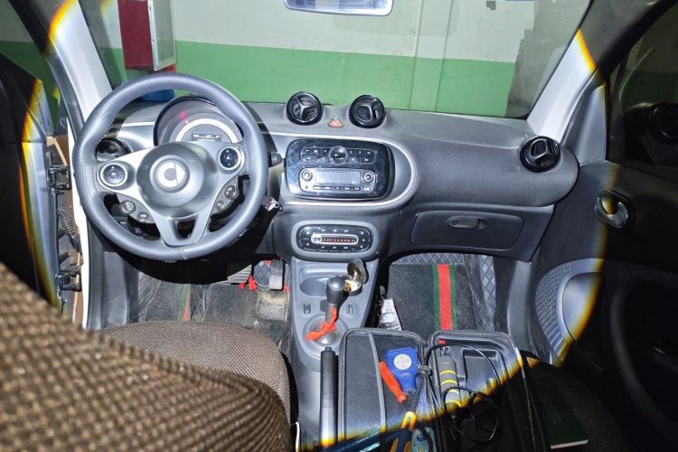 Used smart fortwo 2015 1.0L 52 kW Hardtop Passion Edition Center Console