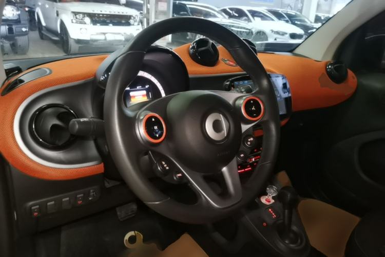 Used smart fortwo 2015 1.0L 52 kW Hardtop Passion Edition Center Console