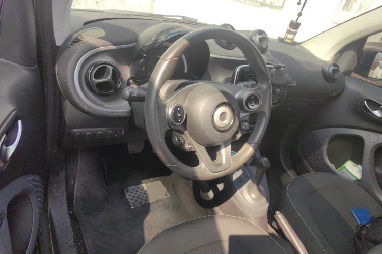 Used smart fortwo 2015 1.0L 52 kW Hardtop Passion Edition Center Console