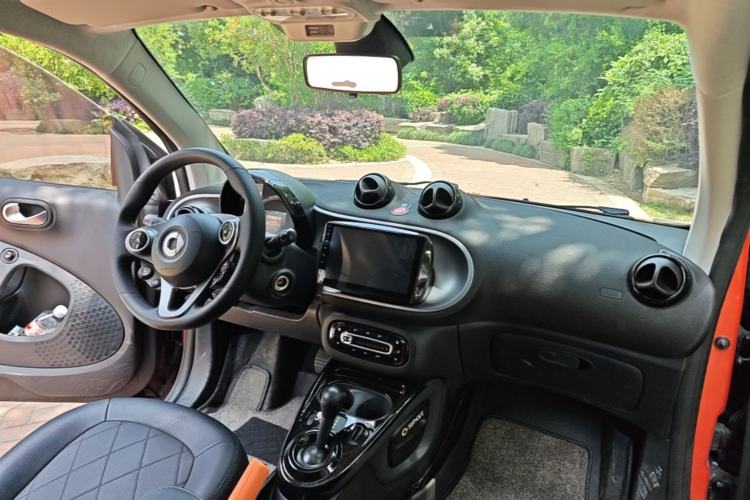 Used smart fortwo 2015 1.0L 52 kW Hardtop Passion Edition Center Console