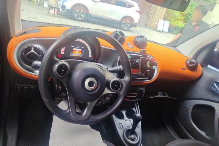 Used smart fortwo 2015 1.0L 52 kW Hardtop Passion Edition Center Console