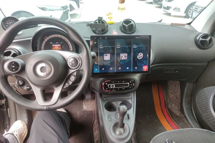 Used smart fortwo 2015 1.0L 52 kW Hardtop Passion Edition Center Console
