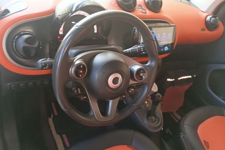 Used smart fortwo 2015 1.0L 52 kW Hardtop Passion Edition Center Console