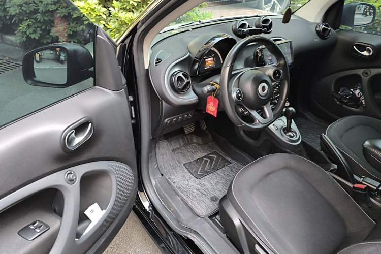 Used smart fortwo 2015 1.0L 52 kW Hardtop Passion Edition Driver Seat