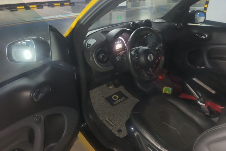 Used smart fortwo 2015 1.0L 52 kW Hardtop Passion Edition Driver Seat