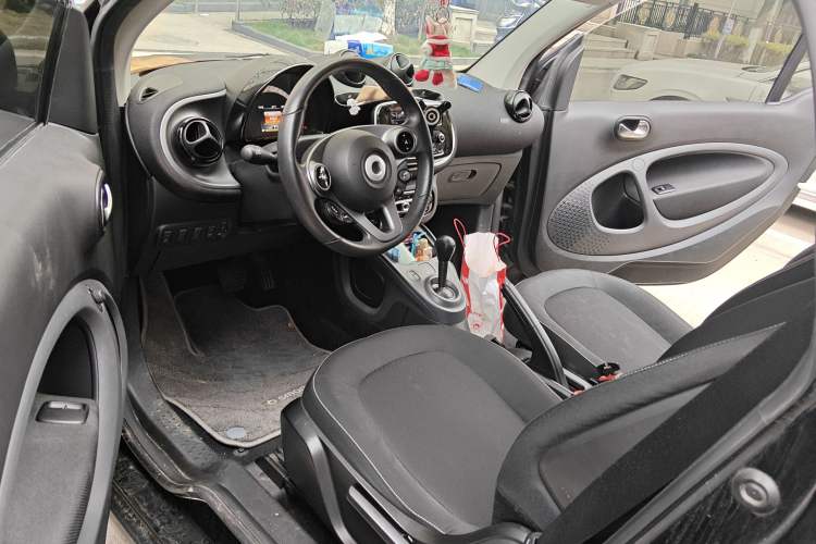 Used smart fortwo 2015 1.0L 52 kW Hardtop Passion Edition Driver Seat
