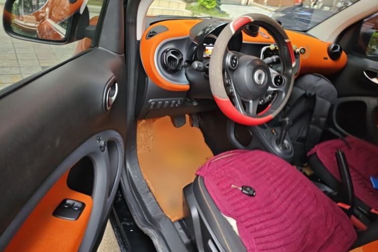 Used smart fortwo 2015 1.0L 52 kW Hardtop Passion Edition Driver Seat