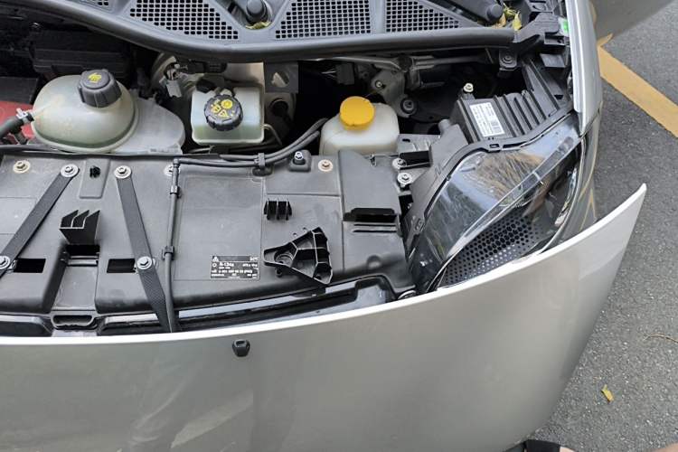 Used smart fortwo 2015 1.0L 52 kW Hardtop Passion Edition Engine Bay Left