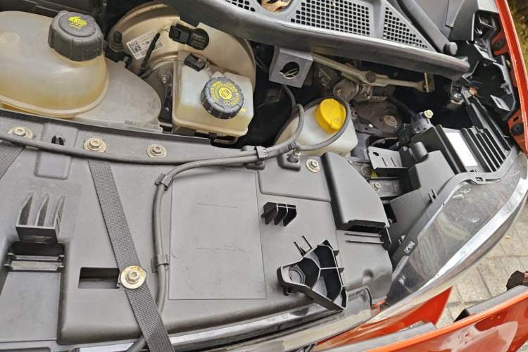 Used smart fortwo 2015 1.0L 52 kW Hardtop Passion Edition Engine Bay Left