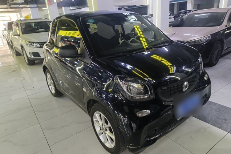 Used smart fortwo 2015 1.0L 52 kW hardtop Dynamic version Front Right 45 Deg