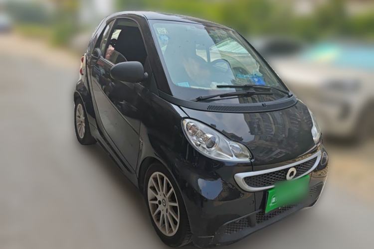 Used smart fortwo 2015 1.0 MHD New Year Special Edition Front Right 45 Deg