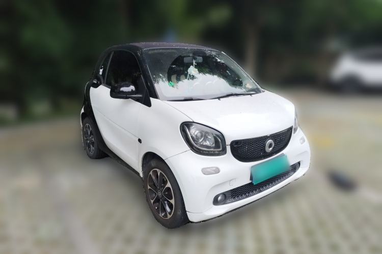 Used smart fortwo 2015 1.0L 52 kW hardtop Dynamic version Front Right 45 Deg