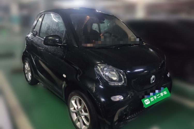 Used smart fortwo 2015 1.0L 52 kW hardtop Dynamic version Front Right 45 Deg