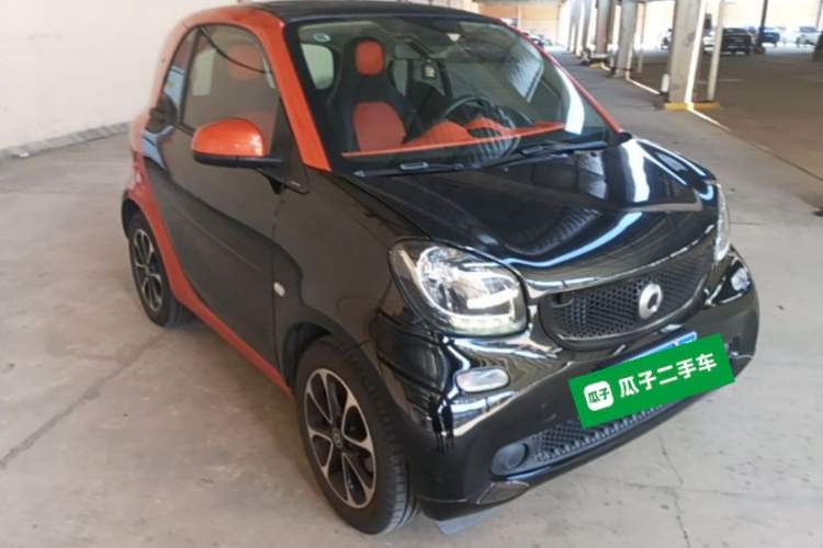 Used smart fortwo 2015 1.0L 52 kW Hardtop Passion Edition Front Right 45 Deg