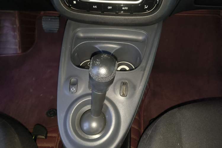 Used smart fortwo 2015 1.0L 52 kW hardtop Dynamic version Gear Lever