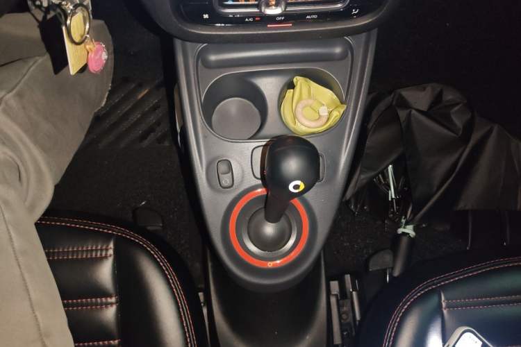 Used smart fortwo 2015 1.0L 52 kW hardtop Dynamic version Gear Lever
