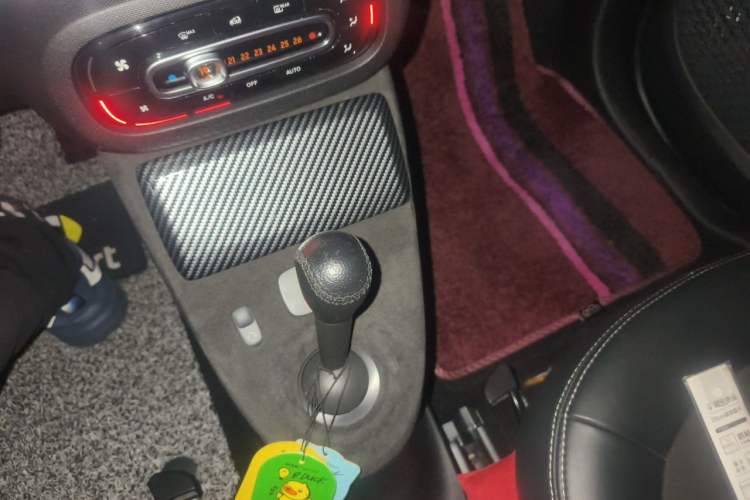 Used smart fortwo 2015 1.0L 52 kW Hardtop Passion Edition Gear Lever
