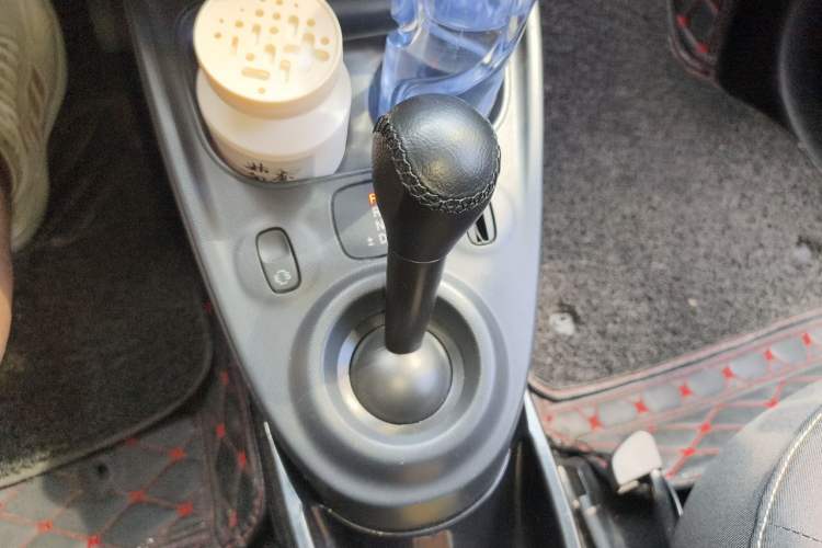 Used smart fortwo 2015 1.0L 52 kW Hardtop Passion Edition Gear Lever