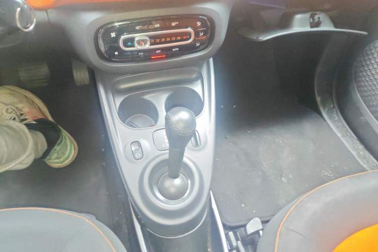 Used smart fortwo 2015 1.0L 52 kW Hardtop Passion Edition Gear Lever