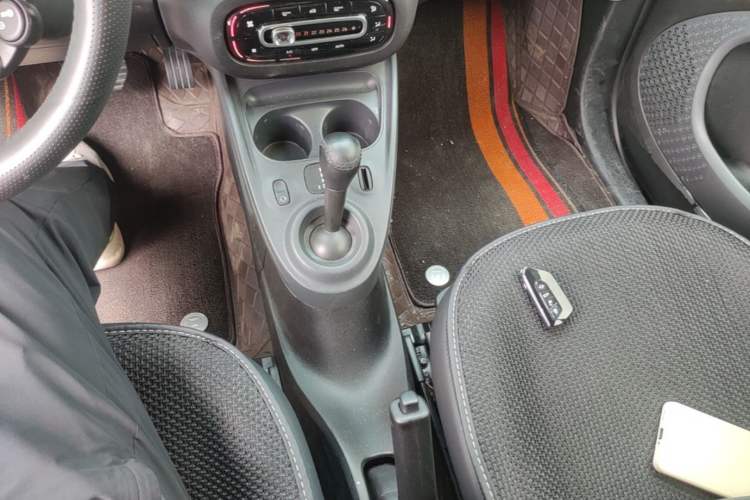Used smart fortwo 2015 1.0L 52 kW Hardtop Passion Edition Gear Lever