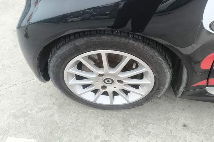 Used smart fortwo 2015 1.0 MHD Comfort Travel Edition Left Front Wheel Hub