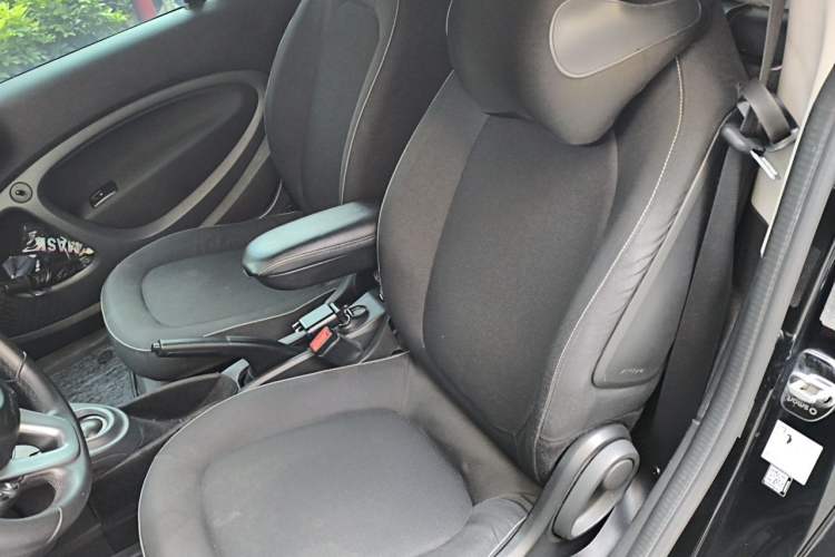 Used smart fortwo 2015 1.0L 52 kW Hardtop Passion Edition Left Rear Seat