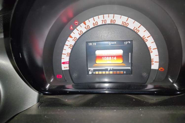 Used smart fortwo 2015 1.0L 52 kW Hardtop Passion Edition Odometer Close Up