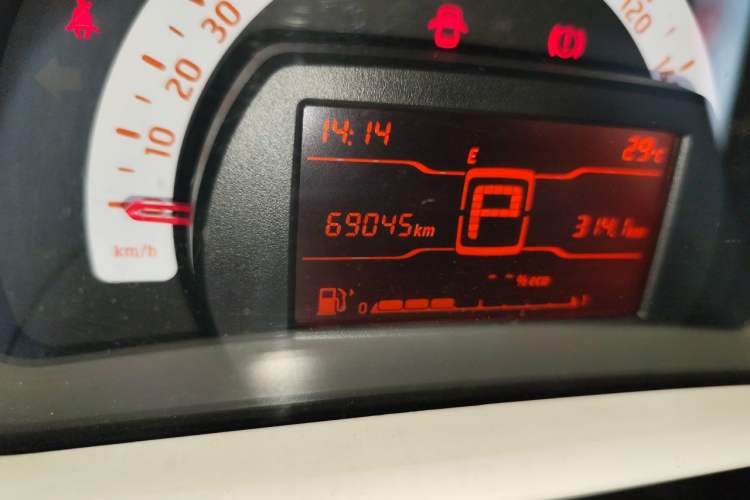 Used smart fortwo 2015 1.0L 52 kW hardtop Dynamic version Odometer Close Up