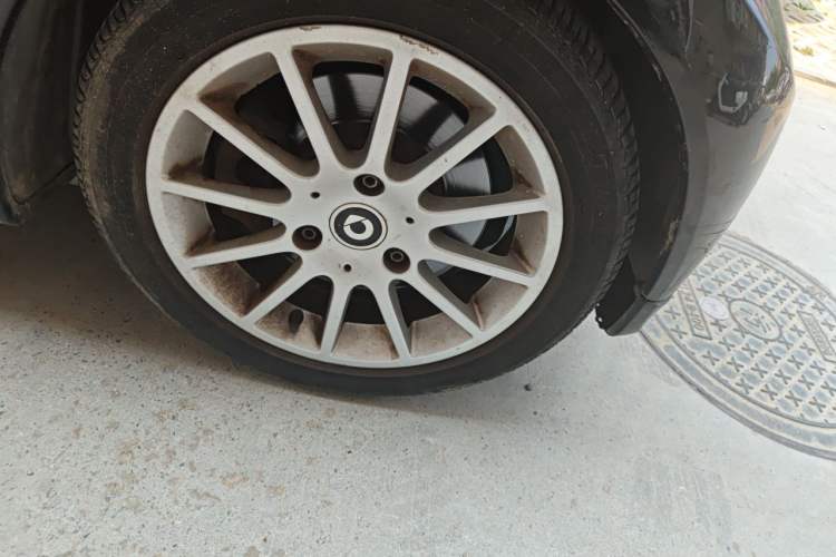 Used smart fortwo 2015 1.0 MHD New Year Special Edition Right Front Wheel Hub