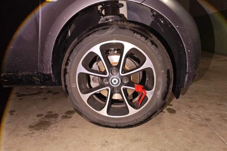 Used smart fortwo 2015 1.0L 52 kW Hardtop Passion Edition Right Front Wheel Hub