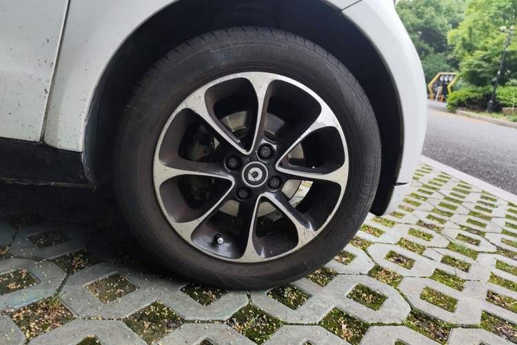 Used smart fortwo 2015 1.0L 52 kW hardtop Dynamic version Right Front Wheel Hub