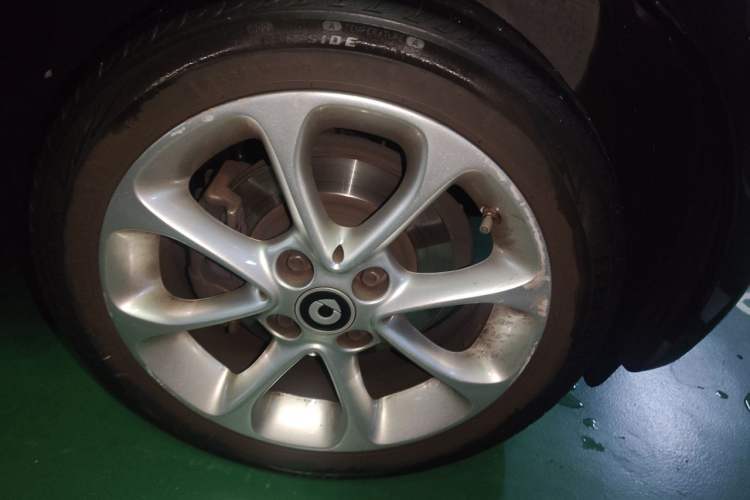 Used smart fortwo 2015 1.0L 52 kW hardtop Dynamic version Right Front Wheel Hub