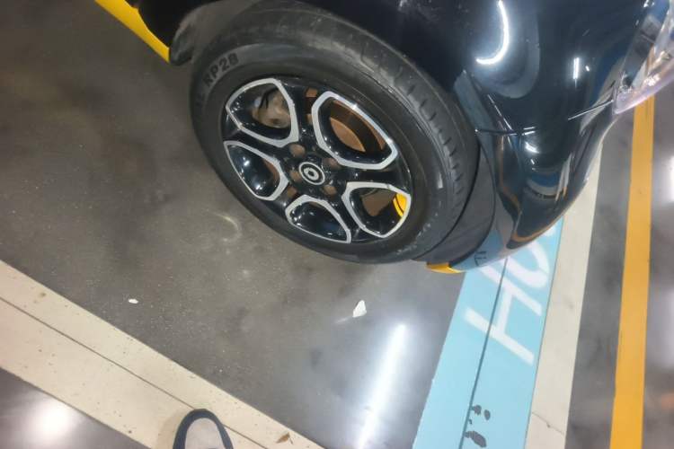 Used smart fortwo 2015 1.0L 52 kW Hardtop Passion Edition Right Front Wheel Hub