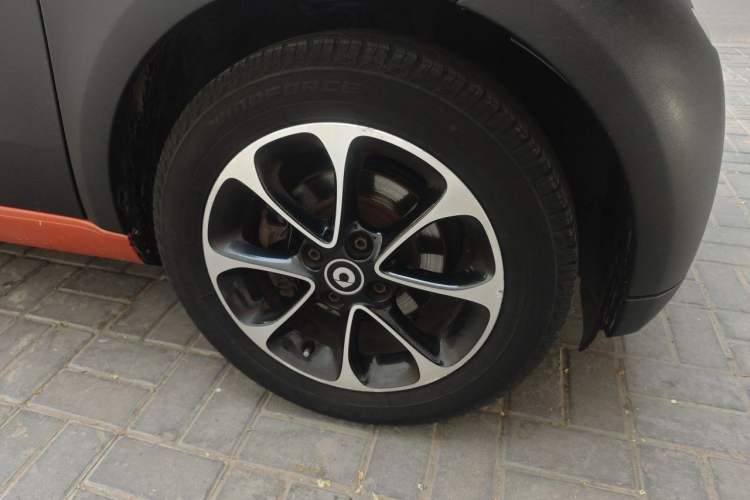 Used smart fortwo 2015 1.0L 52 kW Hardtop Passion Edition Right Front Wheel Hub