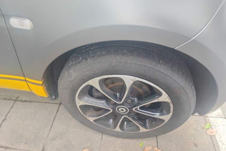 Used smart fortwo 2015 1.0L 52 kW Hardtop Passion Edition Right Front Wheel Hub