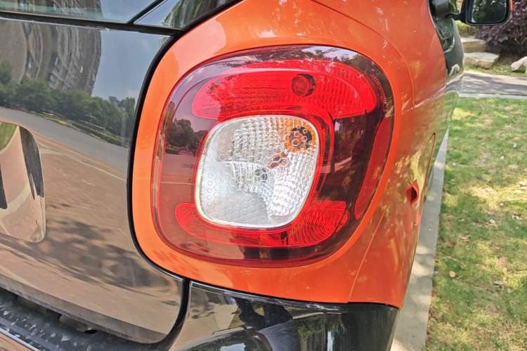 Used smart fortwo 2015 1.0L 52 kW Hardtop Passion Edition Right Rear Taillight