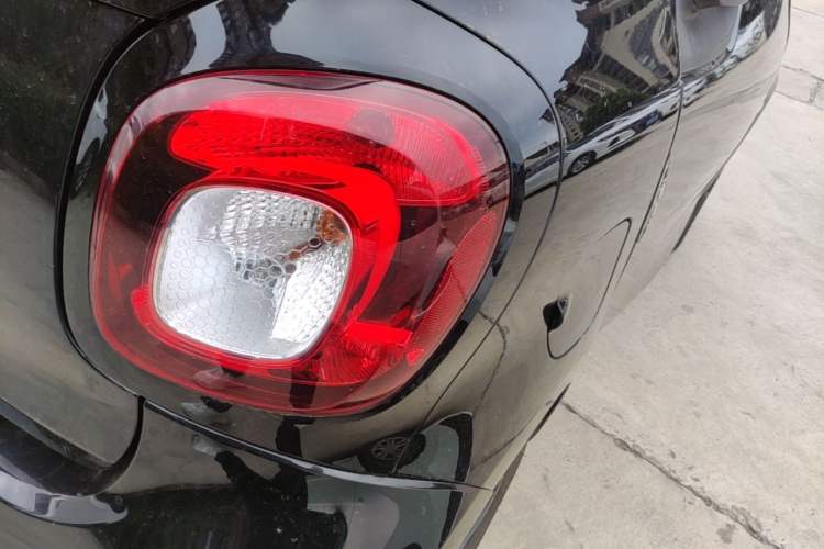 Used smart fortwo 2015 1.0L 52 kW Hardtop Passion Edition Right Rear Taillight