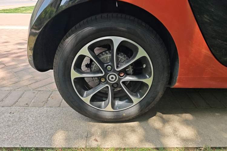 Used smart fortwo 2015 1.0L 52 kW Hardtop Passion Edition Right Rear Wheel Hub