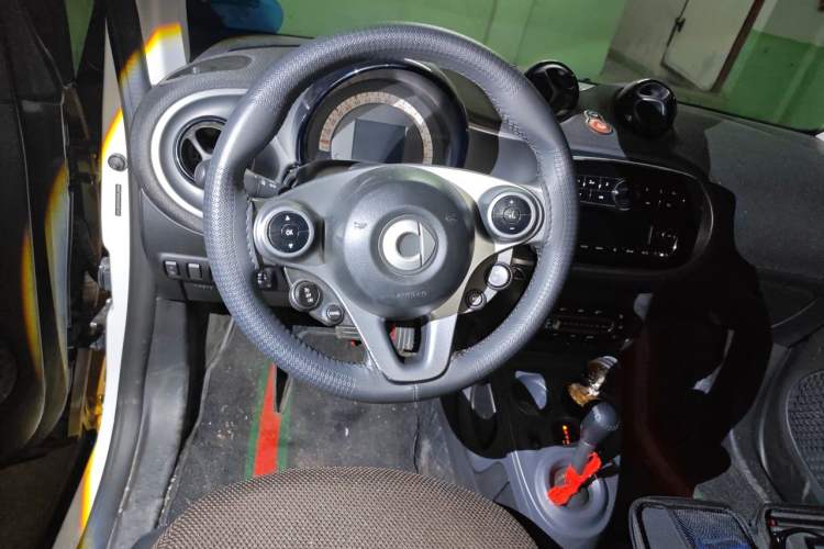 Used smart fortwo 2015 1.0L 52 kW Hardtop Passion Edition Steering Wheel