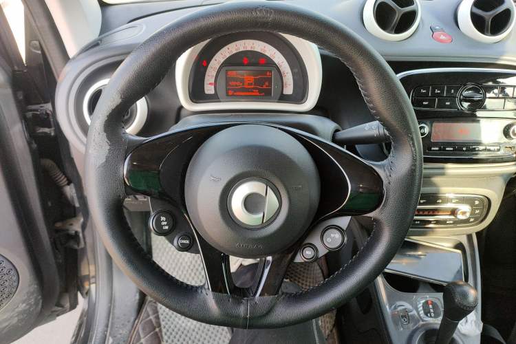 Used smart fortwo 2015 1.0L 52 kW hardtop Dynamic version Steering Wheel