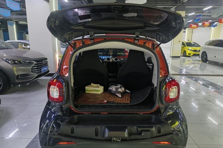 Used smart fortwo 2015 1.0L 52 kW hardtop Dynamic version Trunk