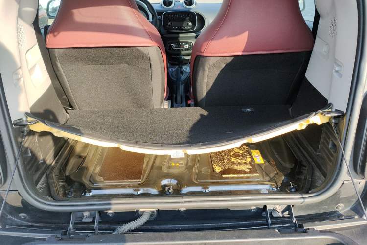 Used smart fortwo 2015 1.0L 52 kW hardtop Dynamic version Trunk