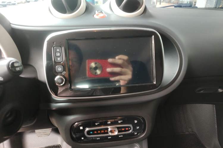 Used smart fortwo 2015 1.0L 52 kW hardtop Dynamic version Audio And AC Panel
