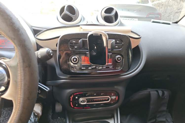 Used smart fortwo 2015 1.0L 52 kW hardtop Dynamic version Audio And AC Panel