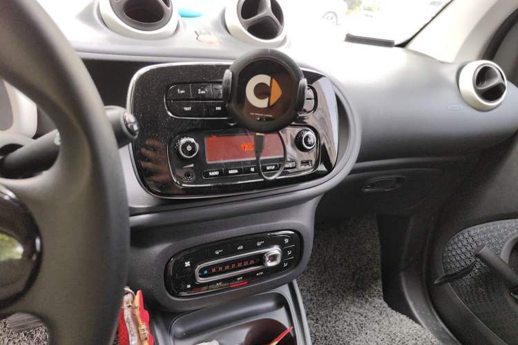 Used smart fortwo 2015 1.0L 52 kW hardtop Dynamic version Audio And AC Panel