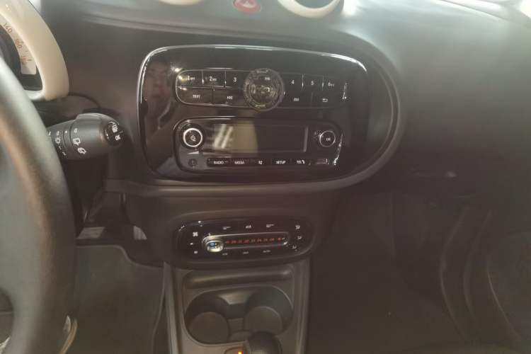 Used smart fortwo 2015 1.0L 52 kW hardtop Dynamic version Audio And AC Panel