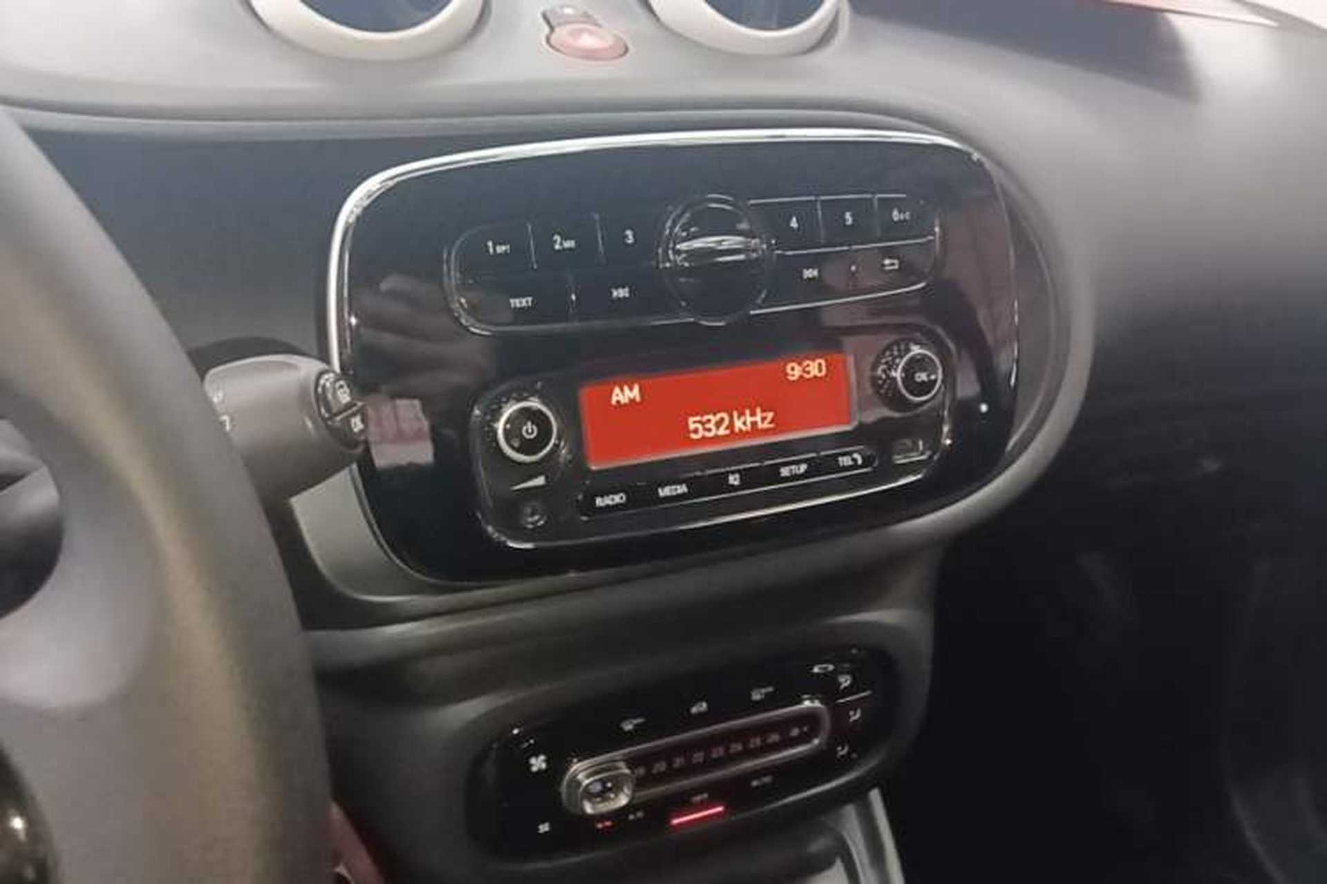 Used smart fortwo 2015 1.0L 52 kW hardtop Dynamic version Audio And AC Panel